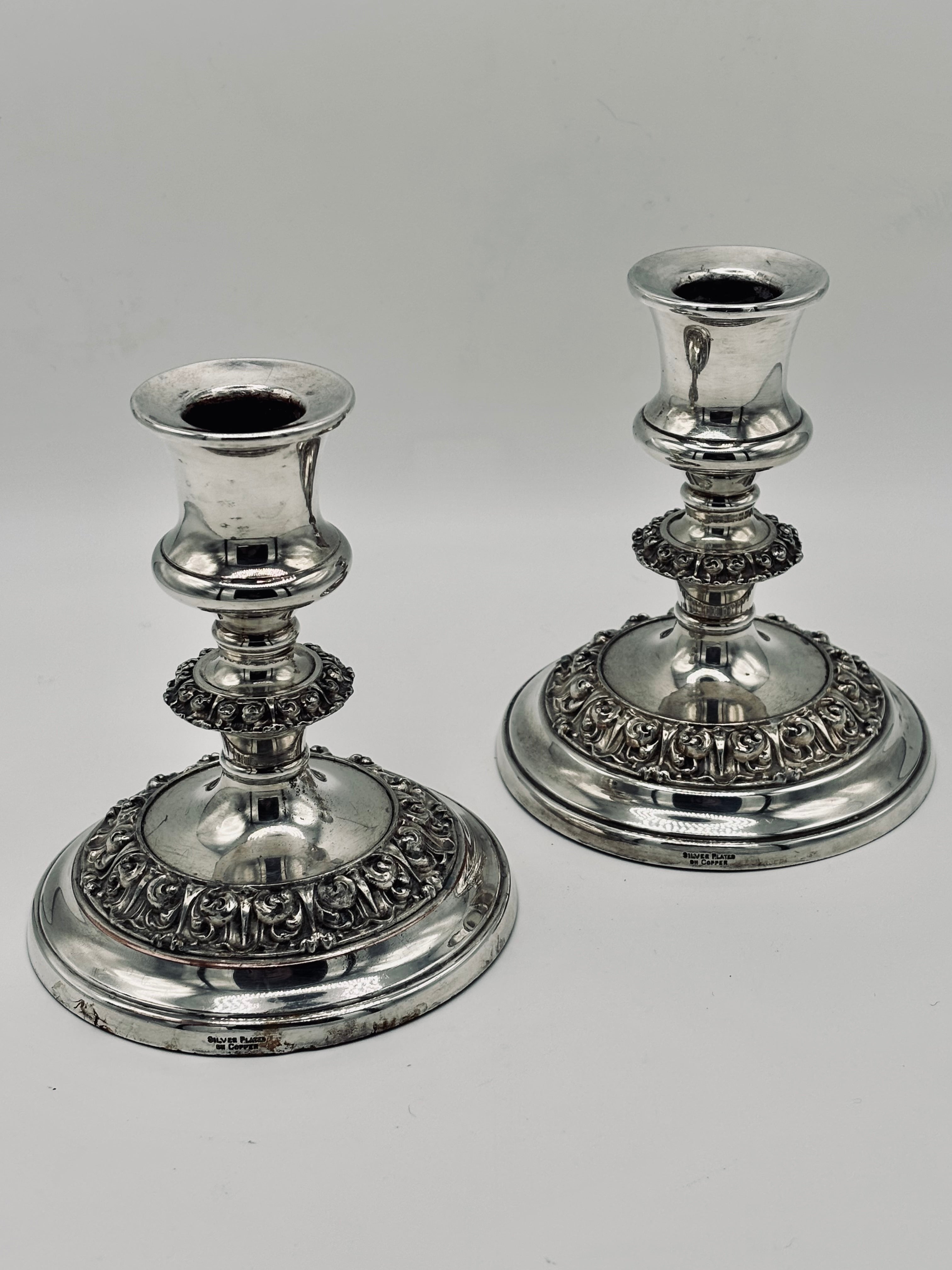 Paire de bougeoirs en métal argenté