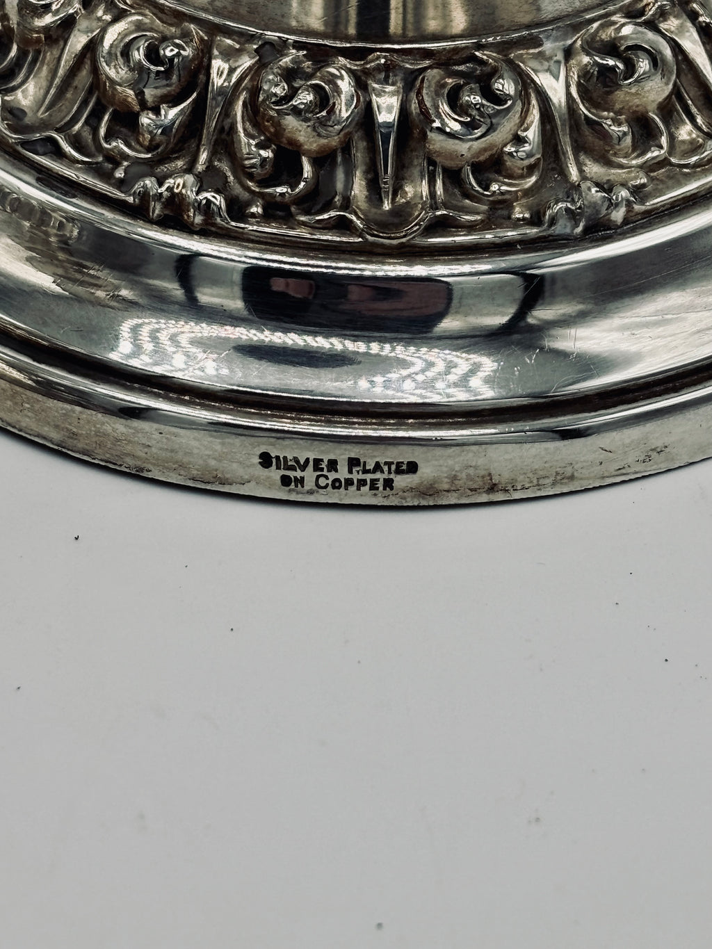 Paire de bougeoirs en métal argenté
