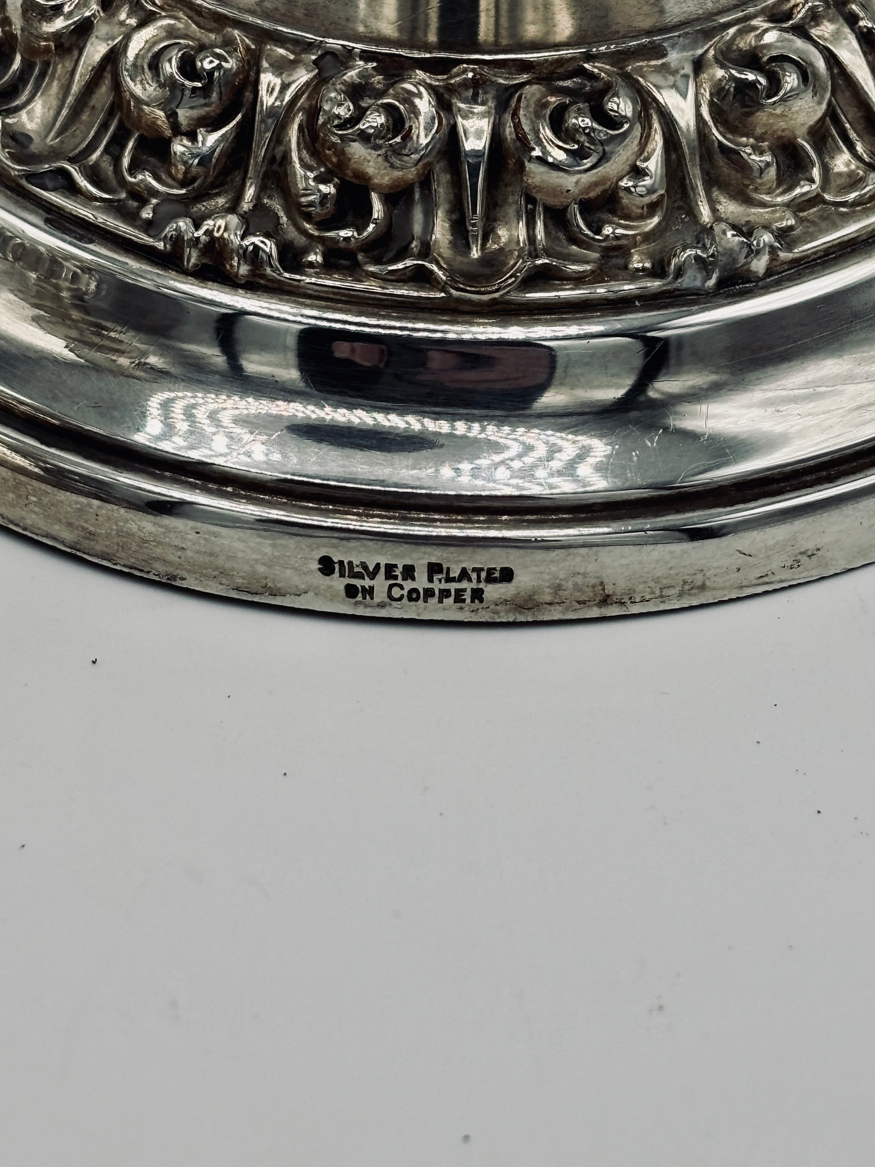 Paire de bougeoirs en métal argenté