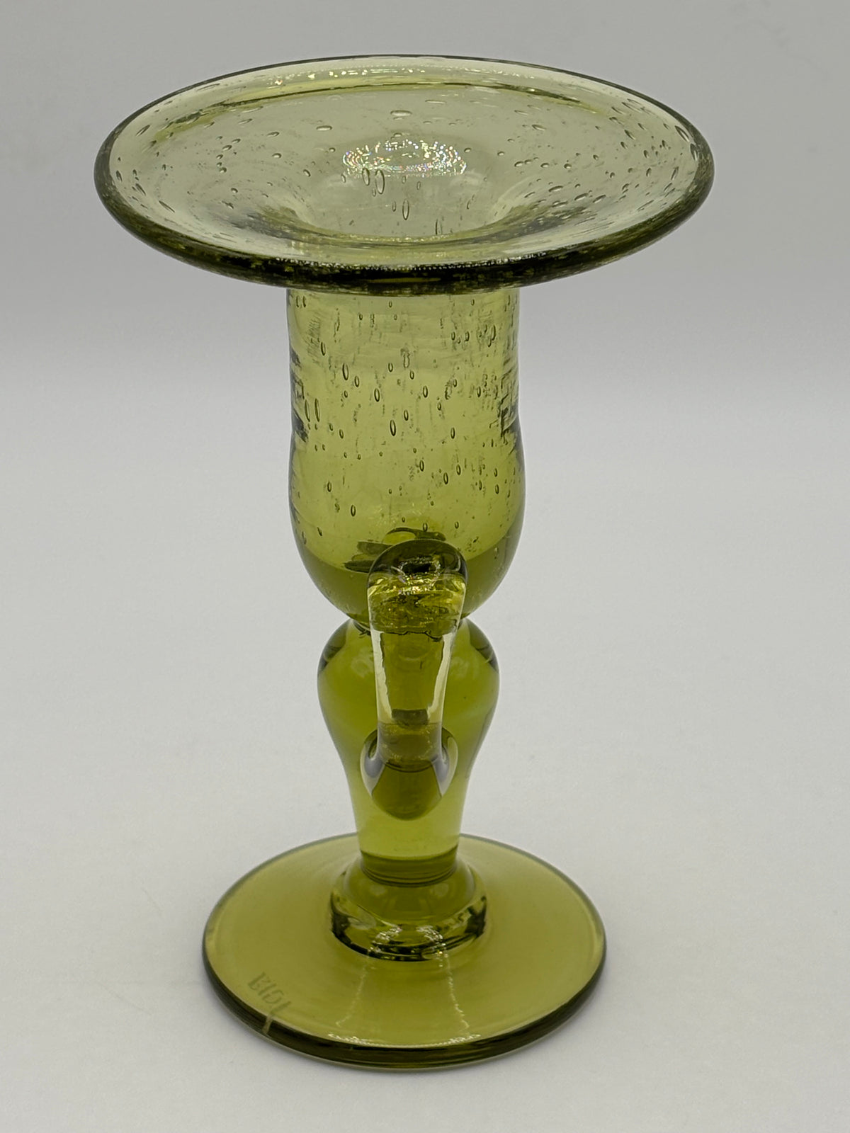 Bougeoir en verre soufflé bullé vert olive signé Biot – vue 3