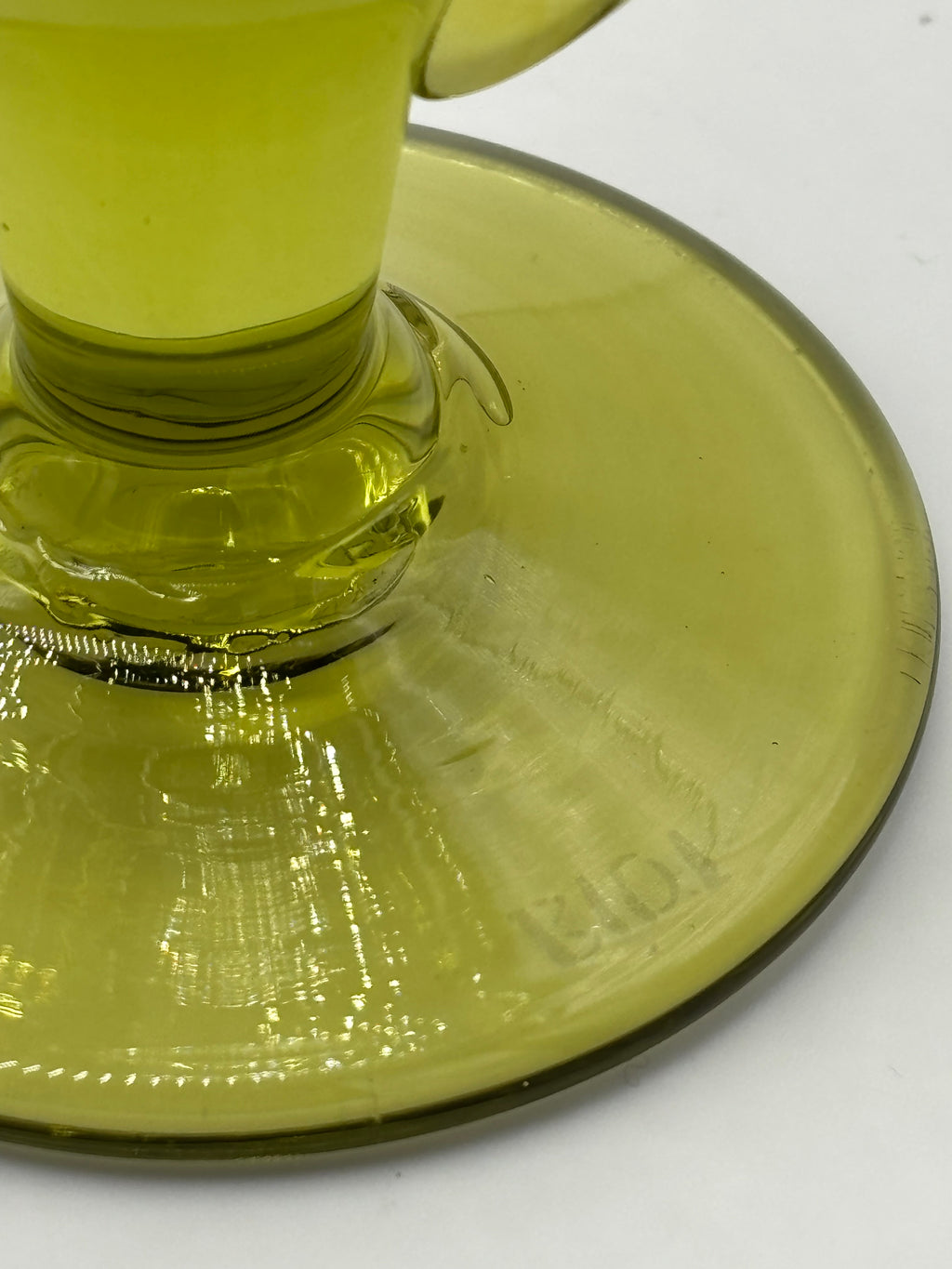 Bougeoir en verre soufflé bullé vert olive signé Biot – vue 5
