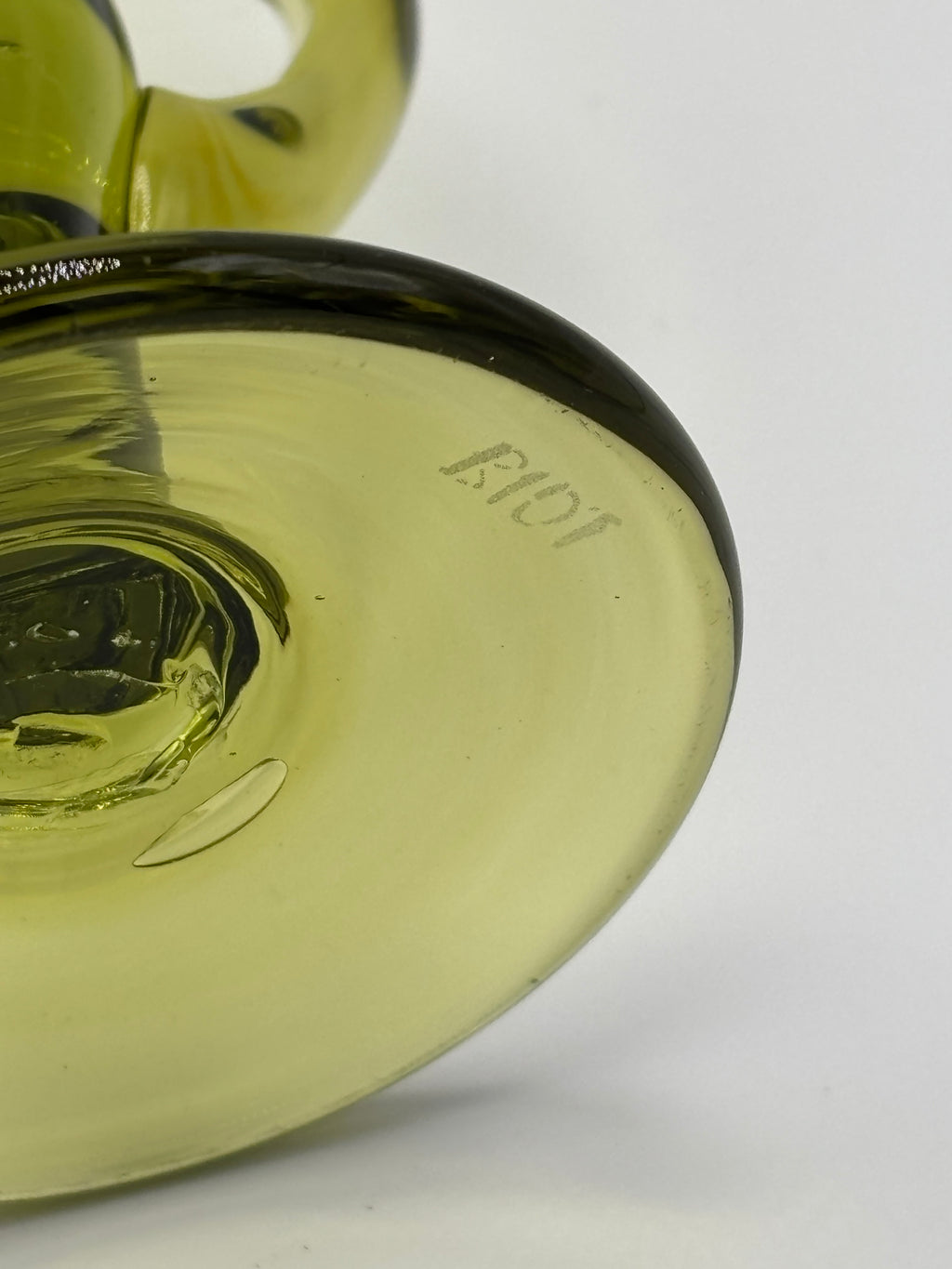 Bougeoir en verre soufflé bullé vert olive signé Biot – vue 6