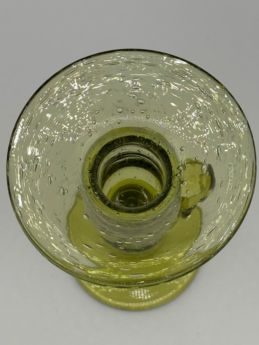 Bougeoir en verre soufflé bullé vert olive signé Biot – vue 7