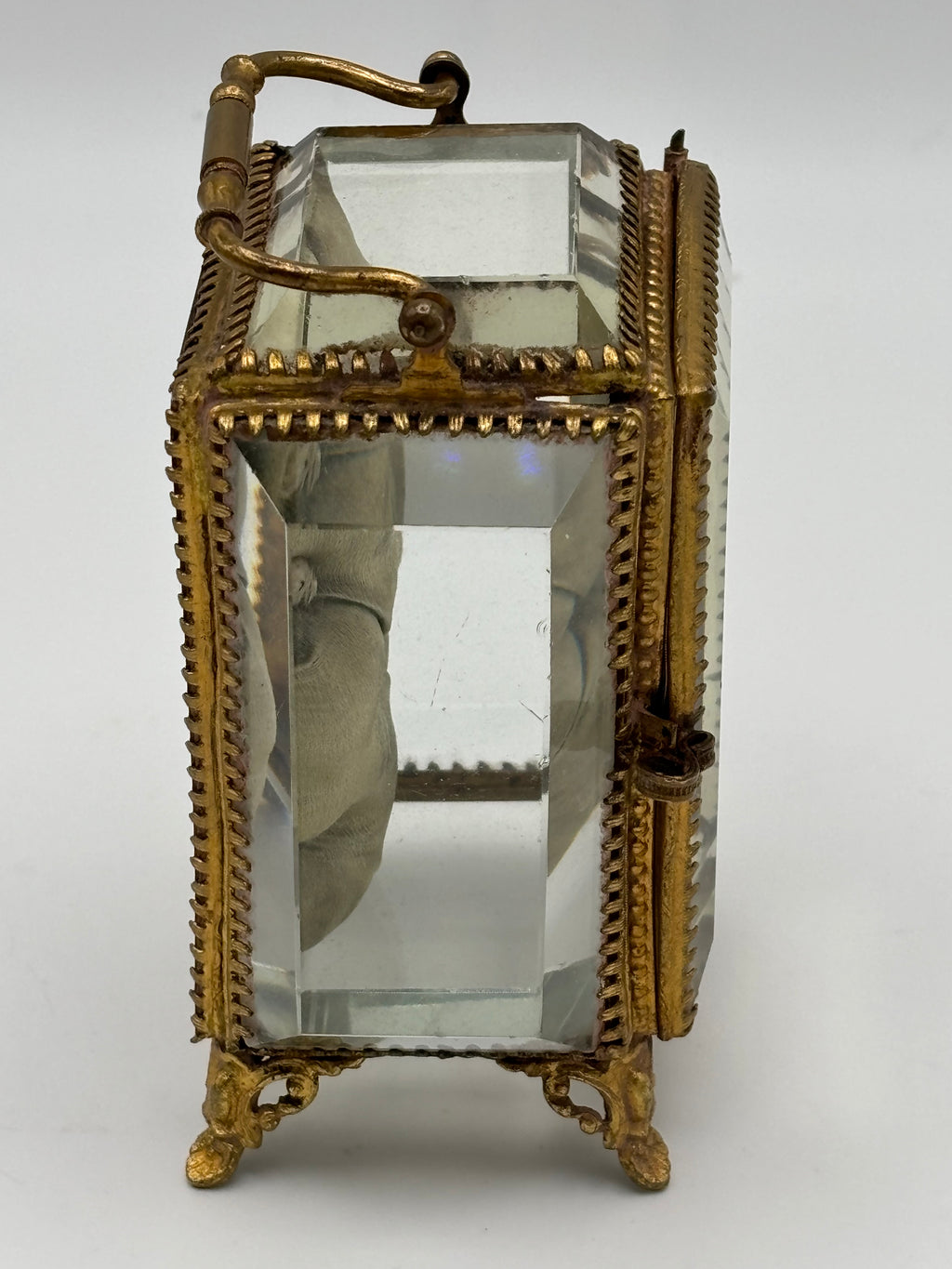 Vitrine porte-montre à gousset en verre biseauté et laiton – vue 7