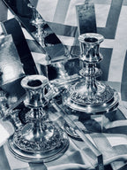 Paire de bougeoirs en métal argenté