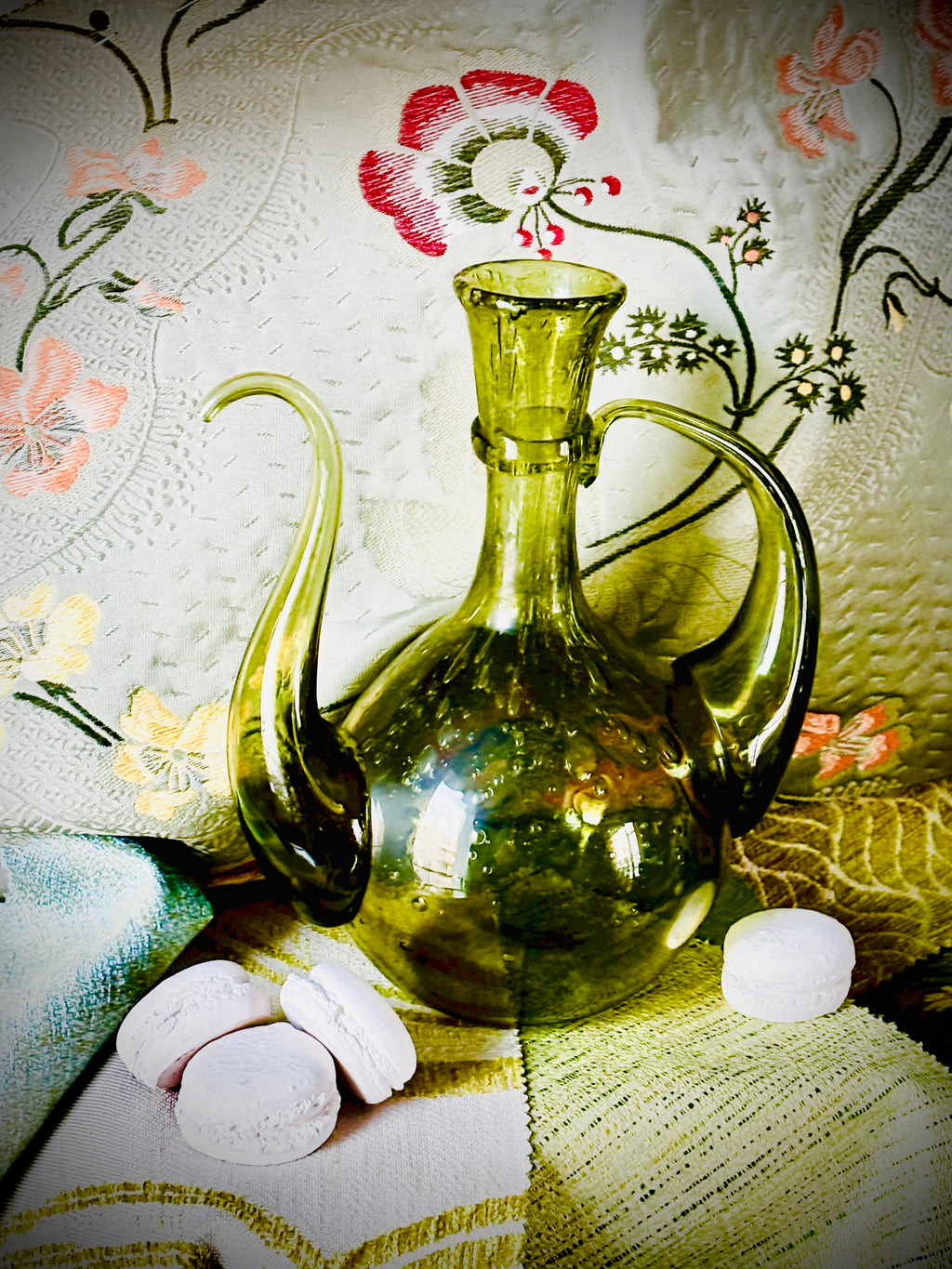Carafe en verre soufflé teinte vert olive