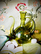 Carafe en verre soufflé teinte vert olive