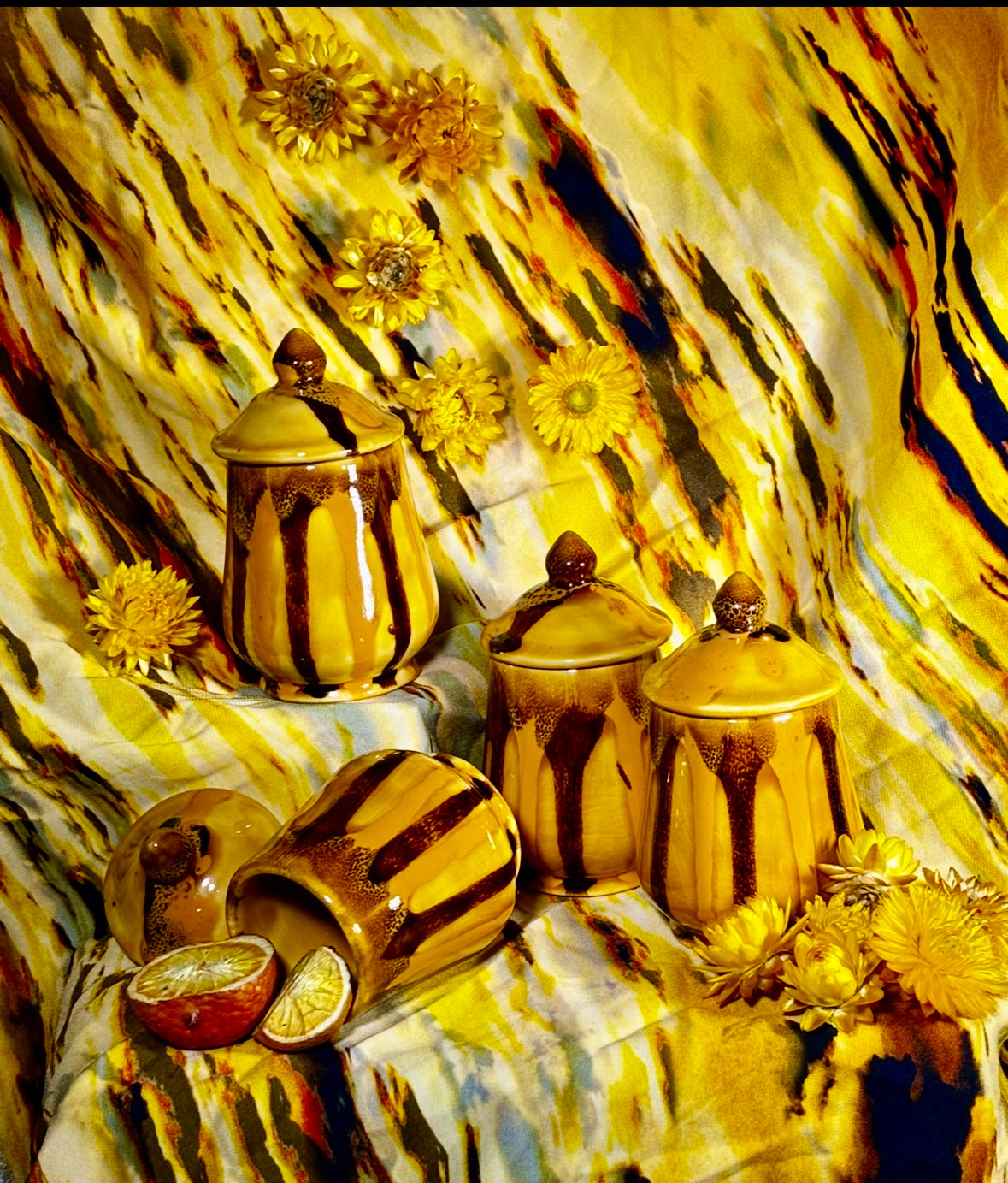 Quatre pots couverts en céramique émaillée ambrée à coulures