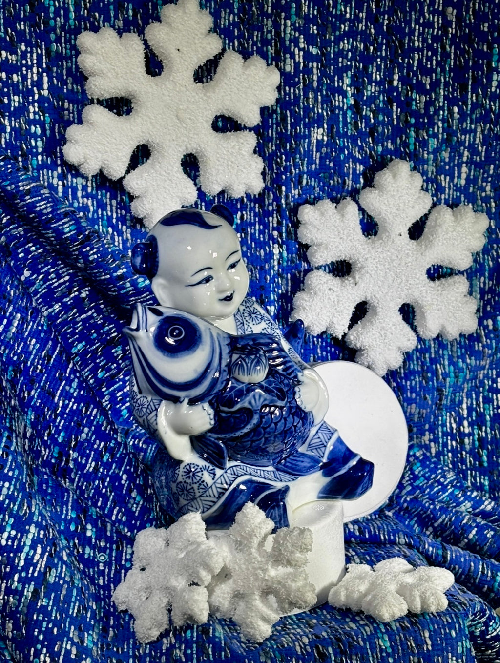 Statuette enfant au poisson en porcelaine