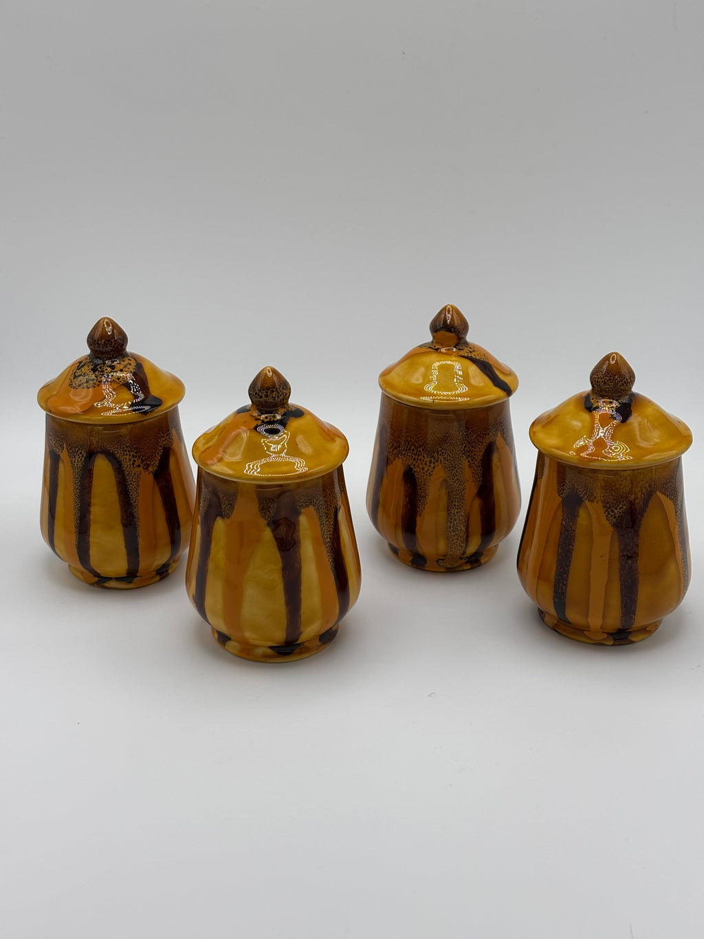 Quatre pots couverts en céramique émaillée ambrée à coulures – vue 2