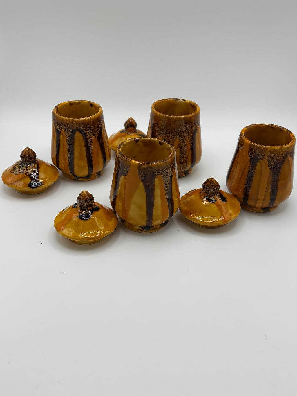 Quatre pots couverts en céramique émaillée ambrée à coulures – vue 3