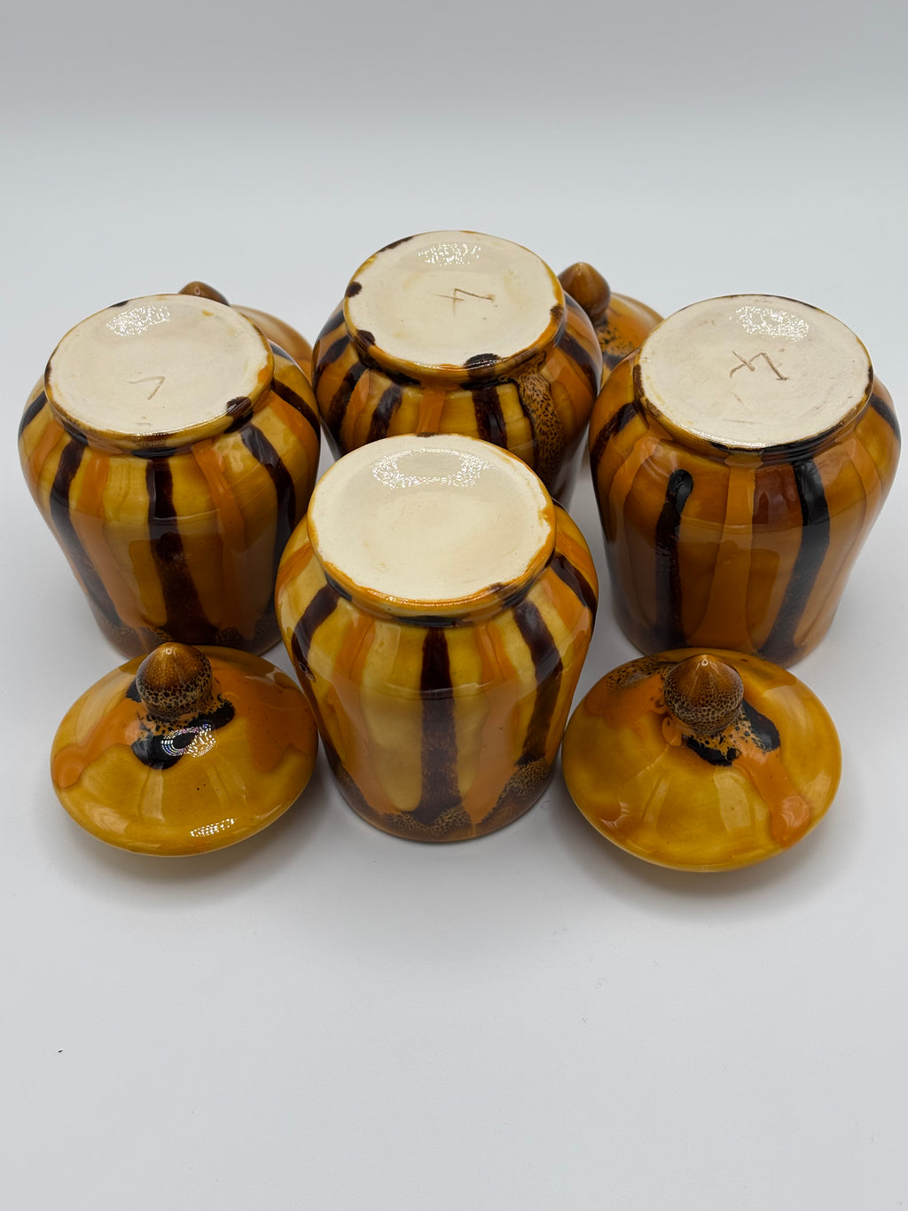 Quatre pots couverts en céramique émaillée ambrée à coulures – vue 8