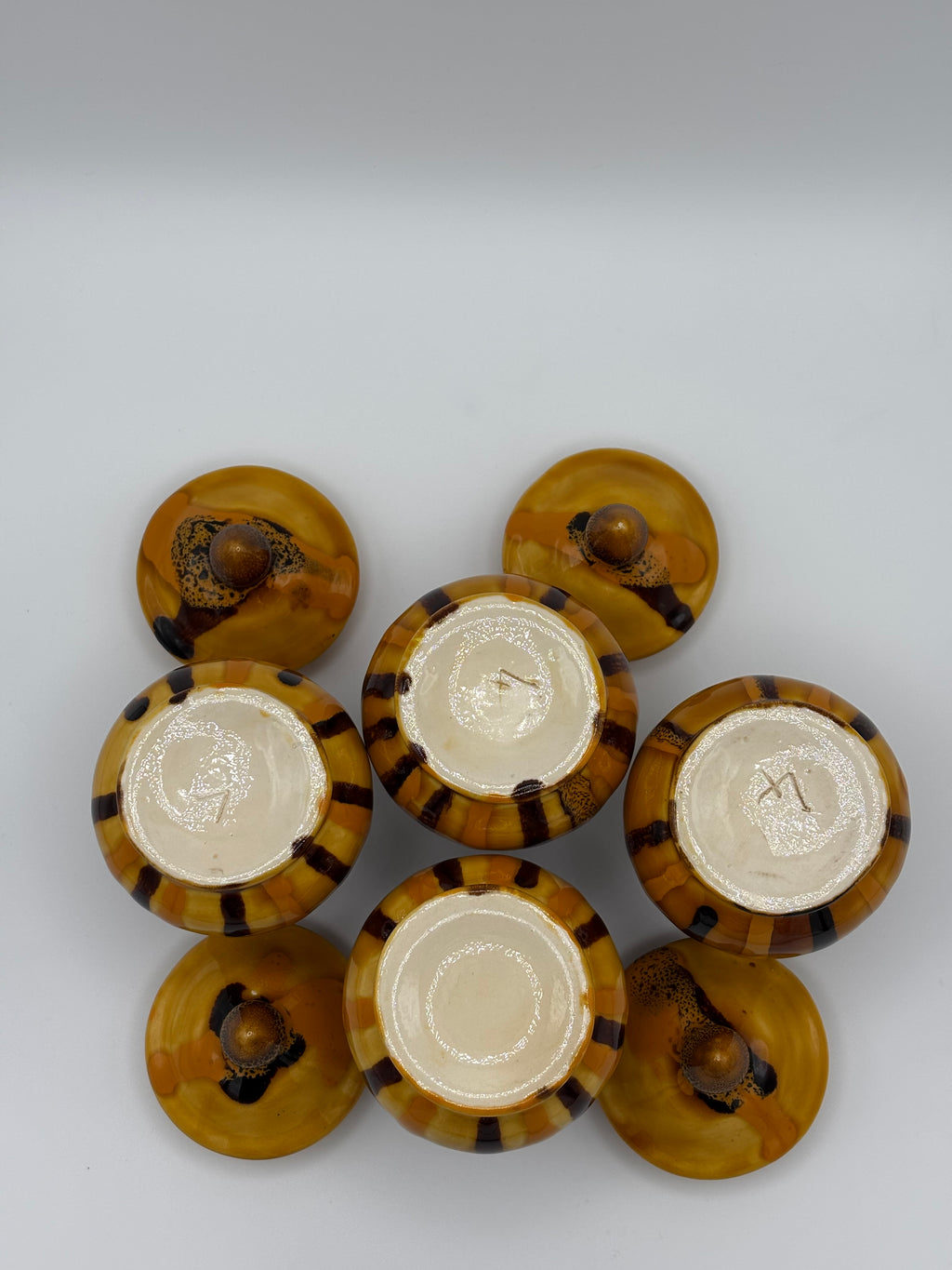 Quatre pots couverts en céramique émaillée ambrée à coulures – vue 7