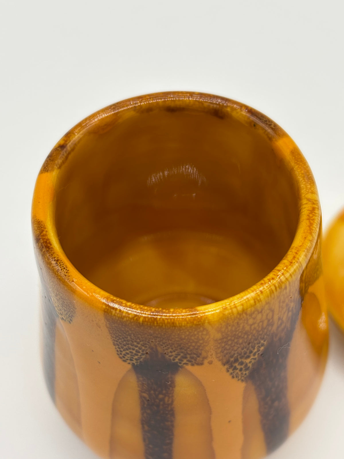 Quatre pots couverts en céramique émaillée ambrée à coulures – vue 6