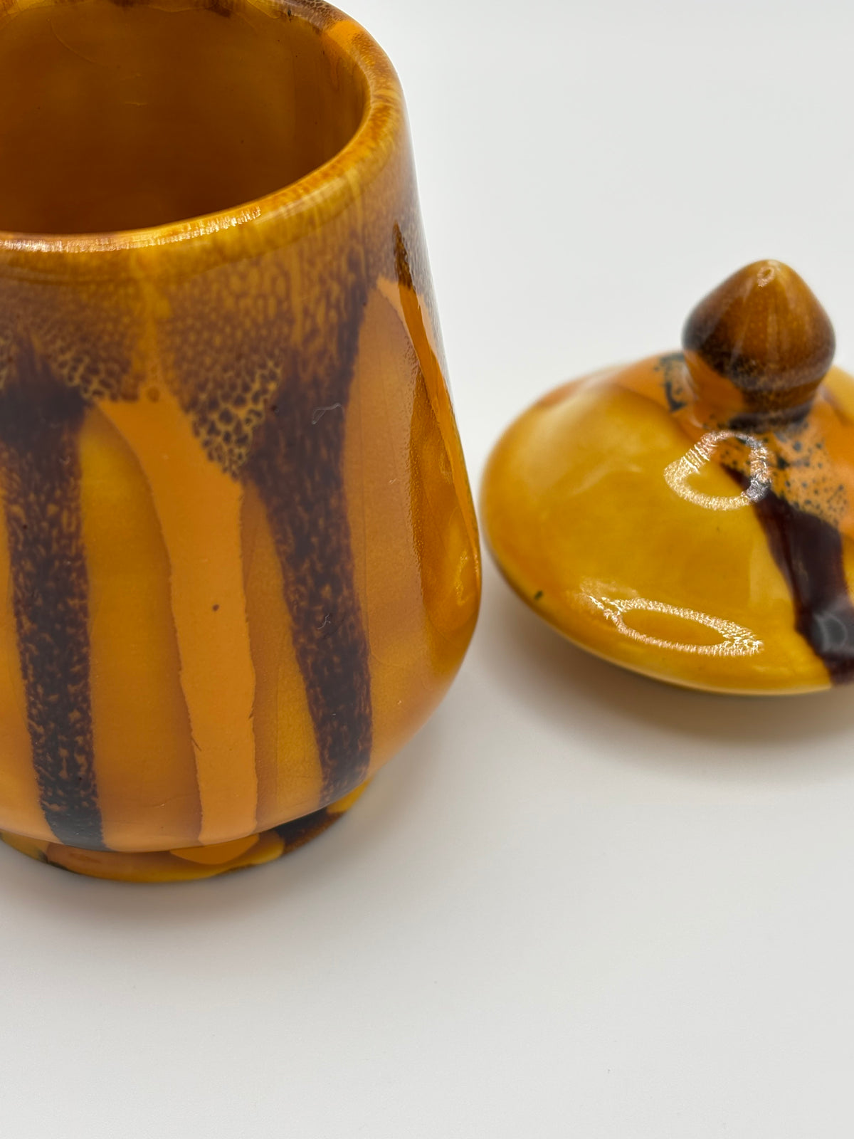 Quatre pots couverts en céramique émaillée ambrée à coulures – vue 4