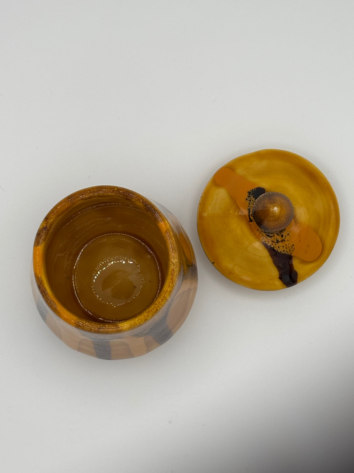 Quatre pots couverts en céramique émaillée ambrée à coulures – vue 5