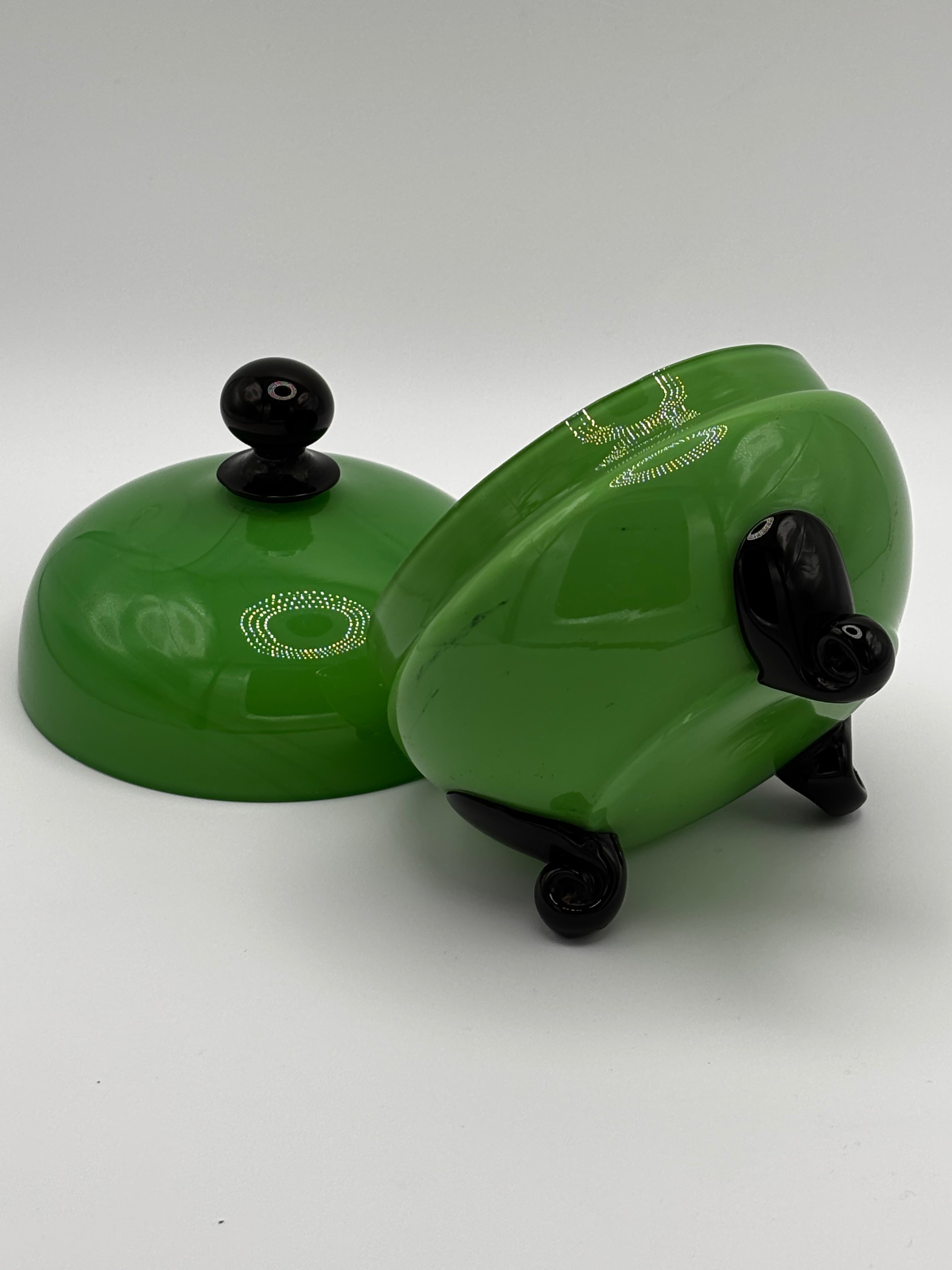 Bonbonnière/Boite en verre opalin couleur verte