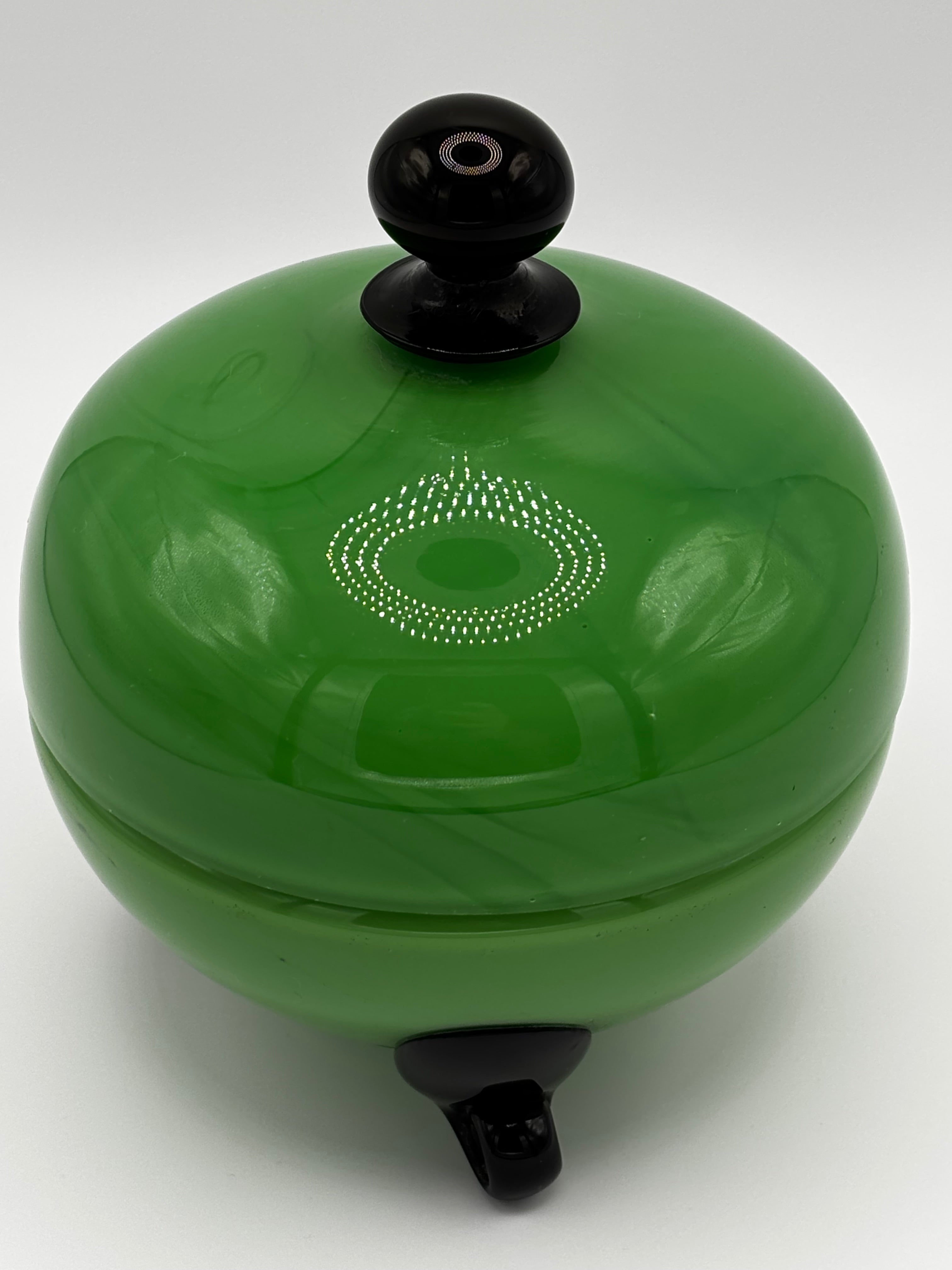 Bonbonnière/Boite en verre opalin couleur verte