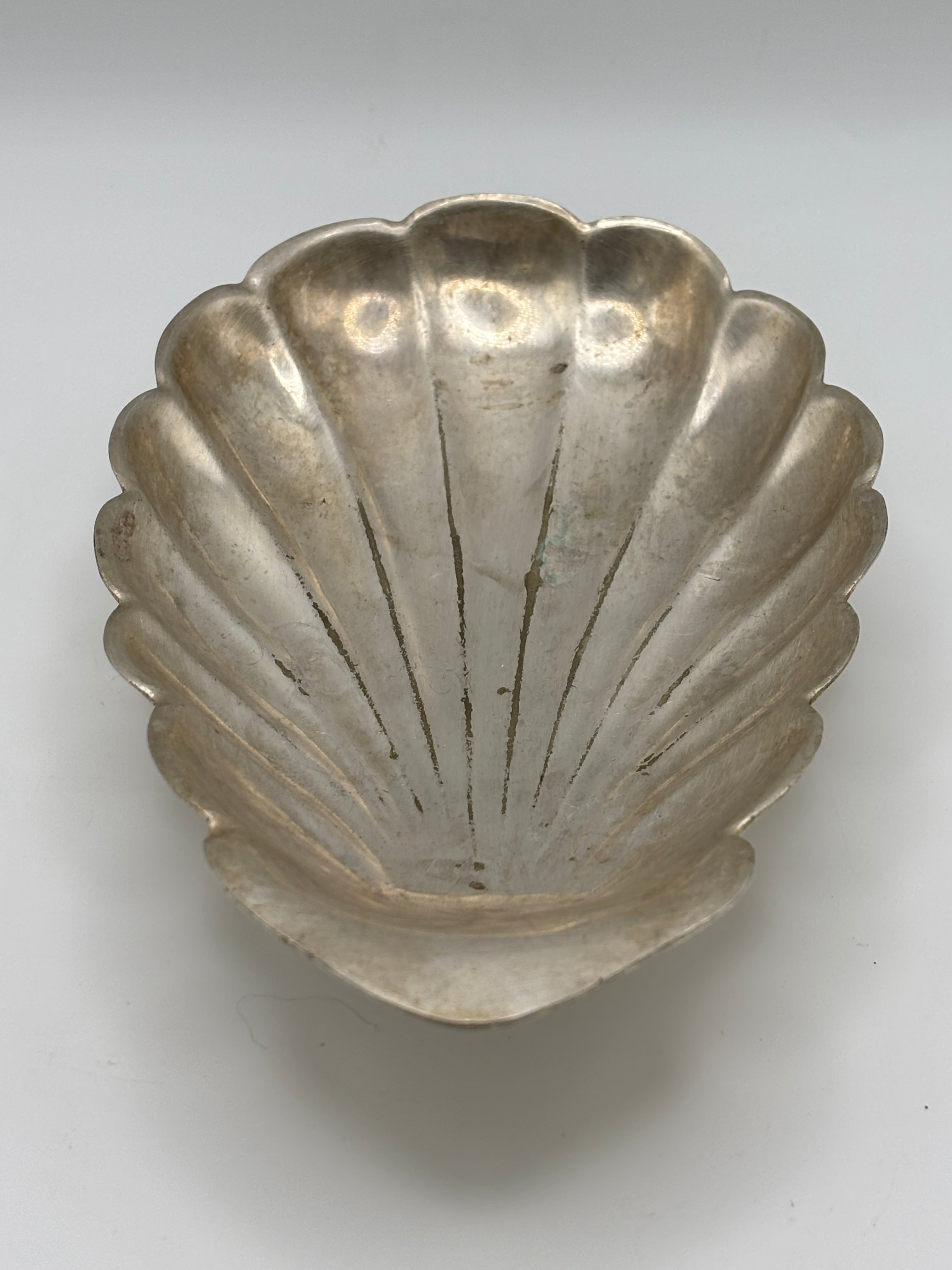 Coupelle en forme de coquille  en métal argenté