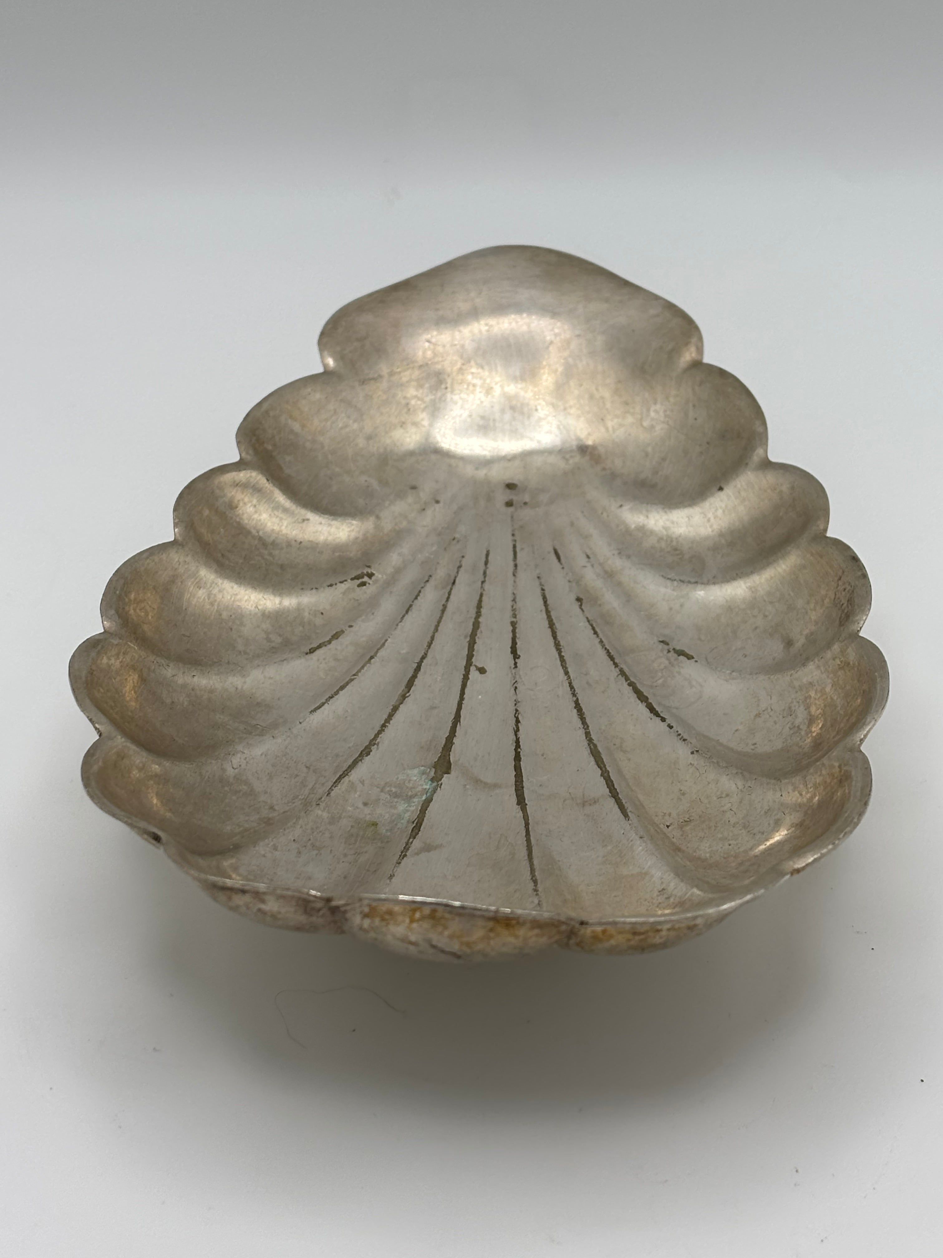 Coupelle en forme de coquille  en métal argenté