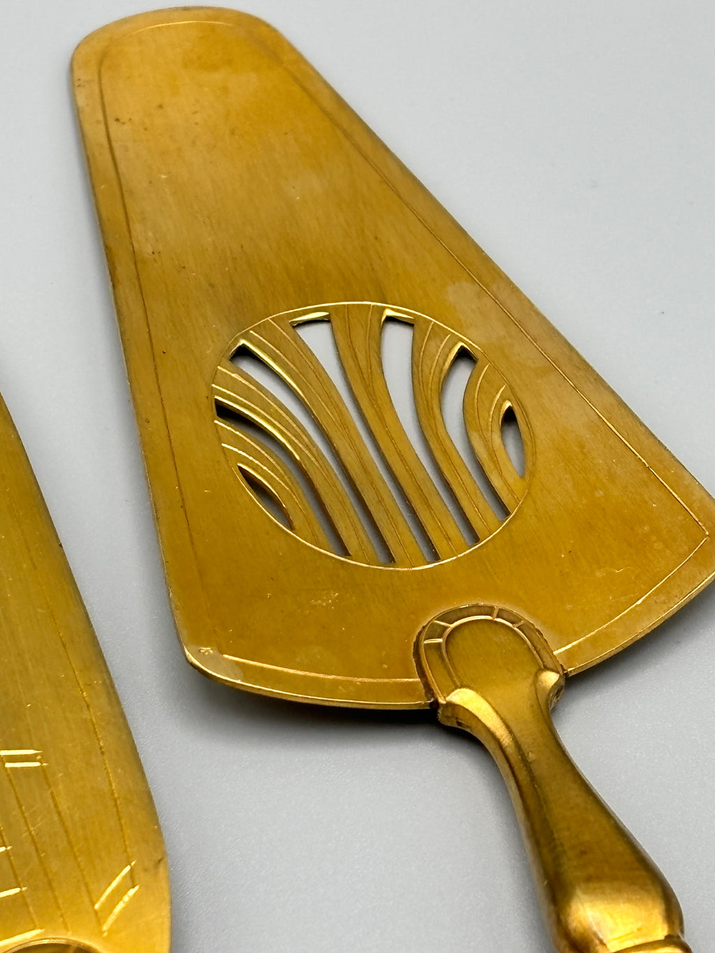 Couverts de service à dessert en métal doré et manches argentés:Pelle à tarte et couteau Art Déco