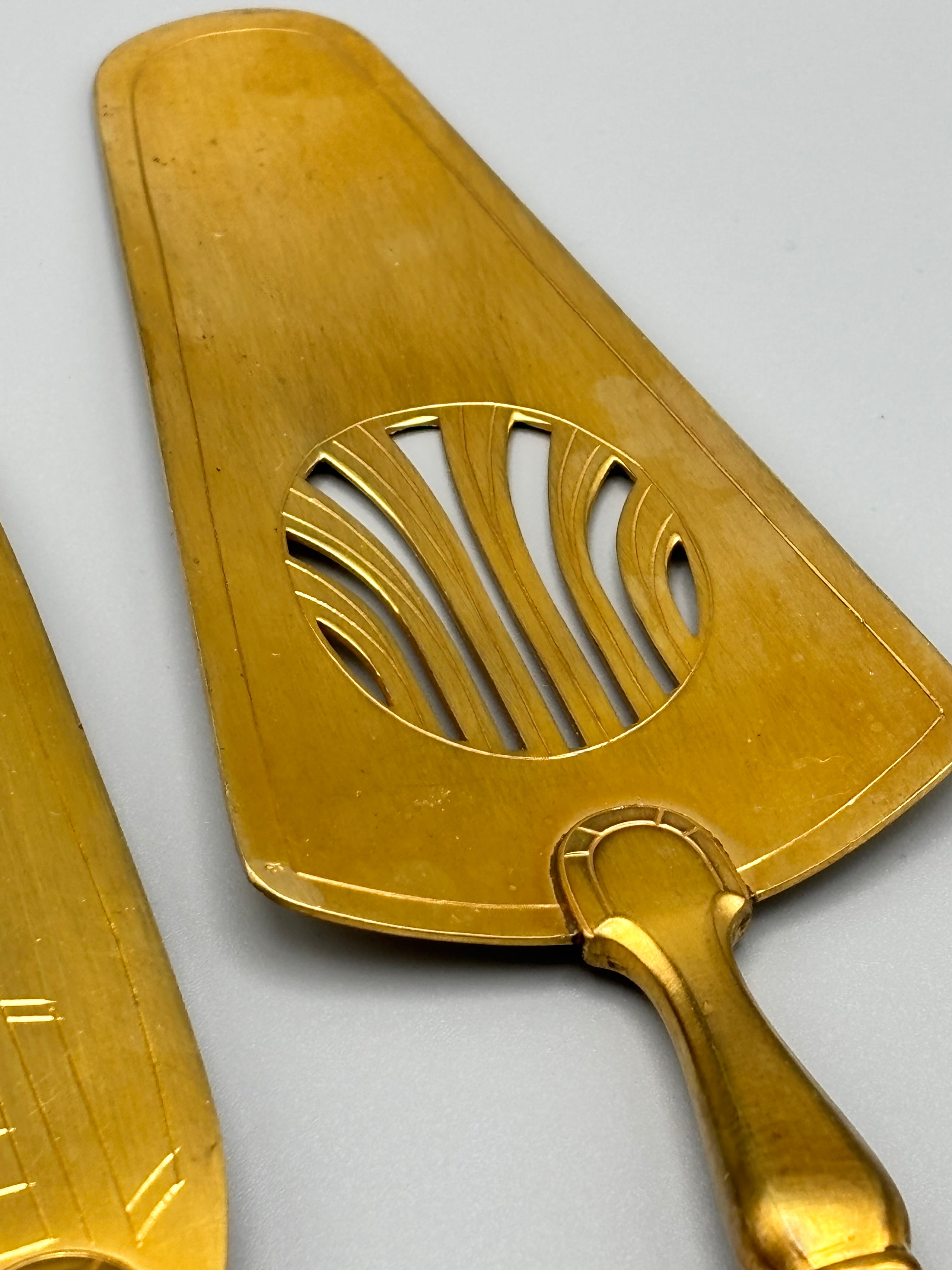 Couverts de service à dessert en métal doré et manches argentés:Pelle à tarte et couteau Art Déco