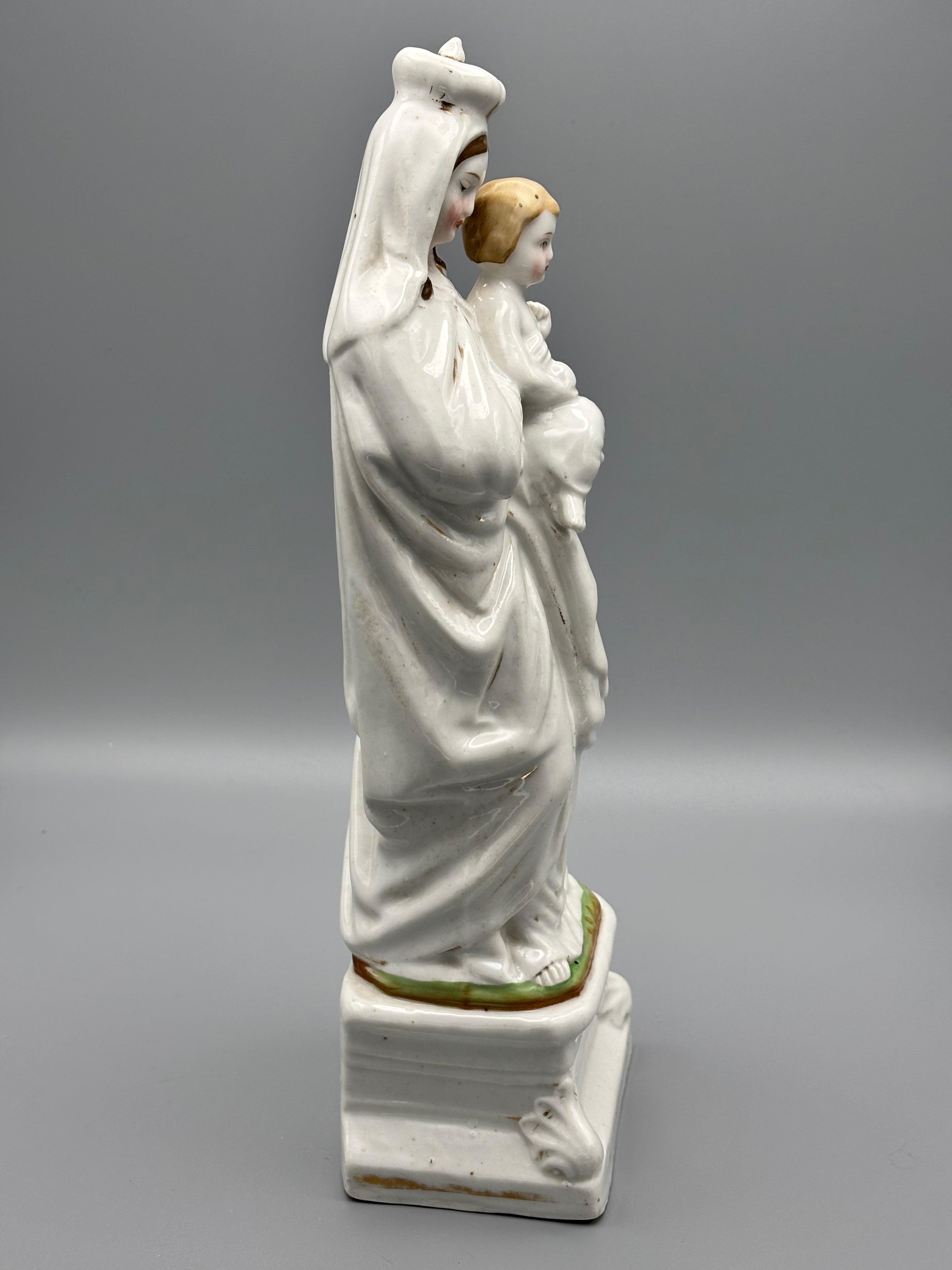 Vierge à l'Enfant en porcelaine émaillée
