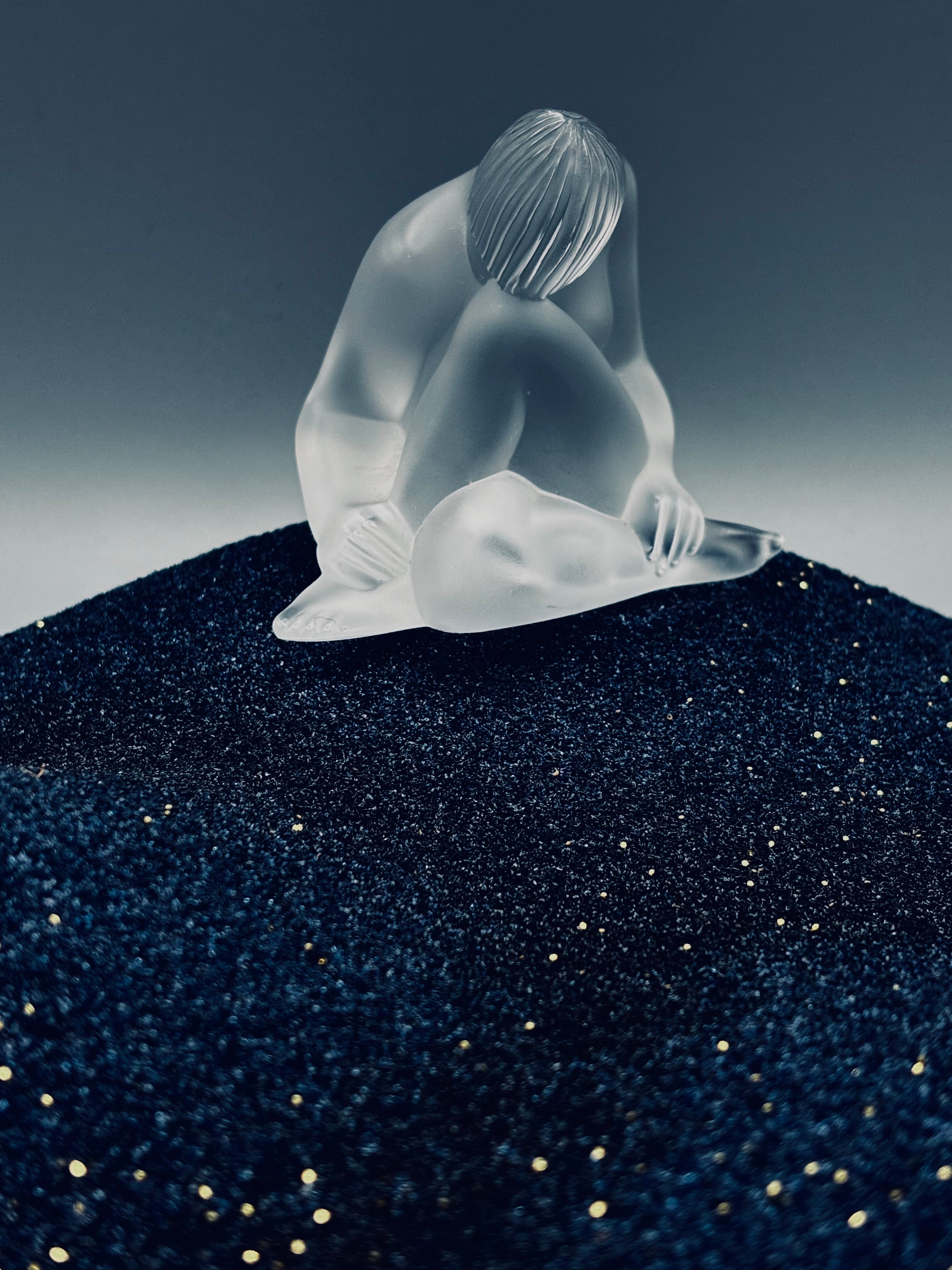Sculpture féminine en cristal  satiné signé Lalique France