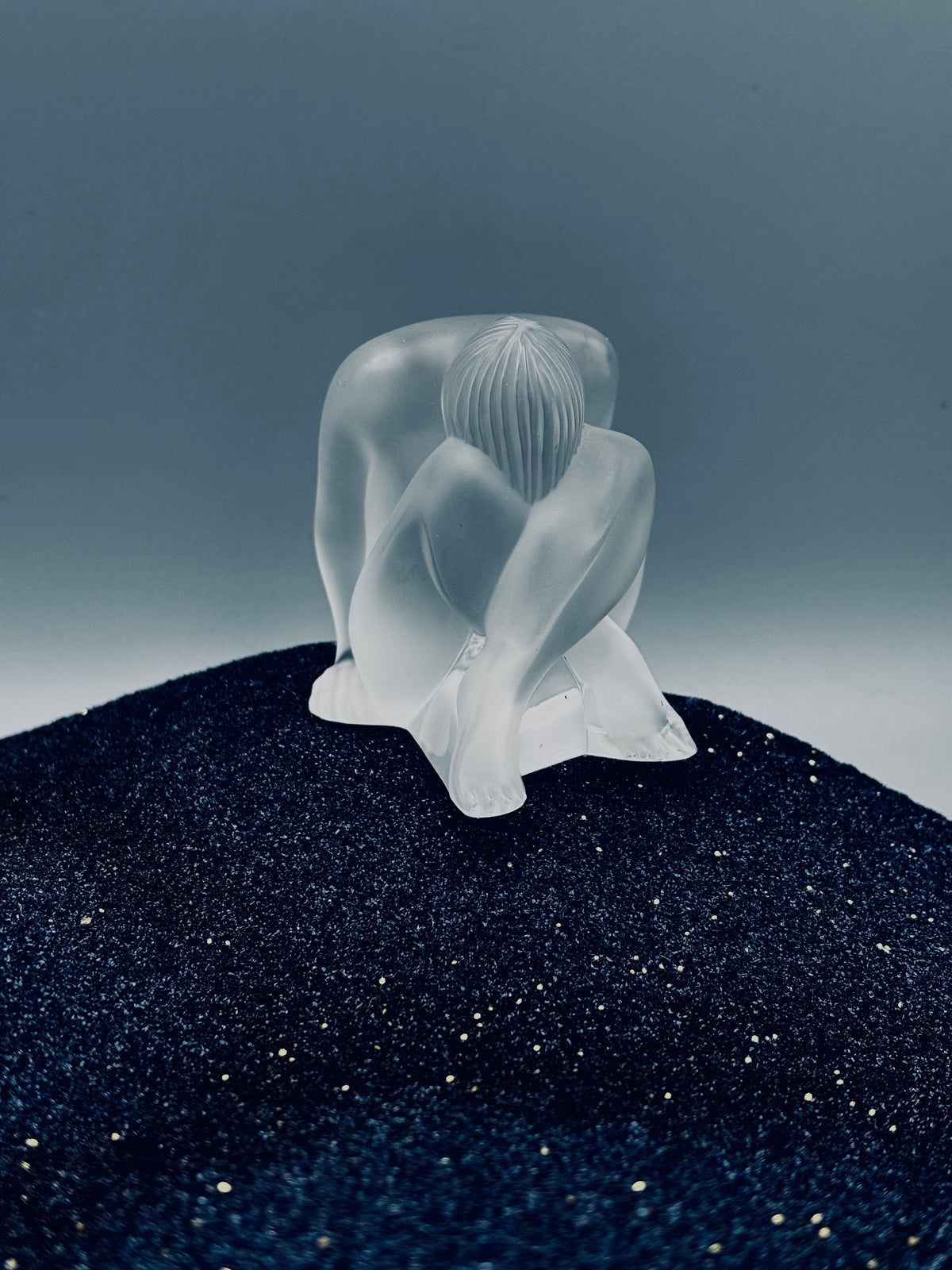Sculpture féminine.Cristal Lalique.Collection 1998"Nus Attitudes".Ici"Nu Assis".
